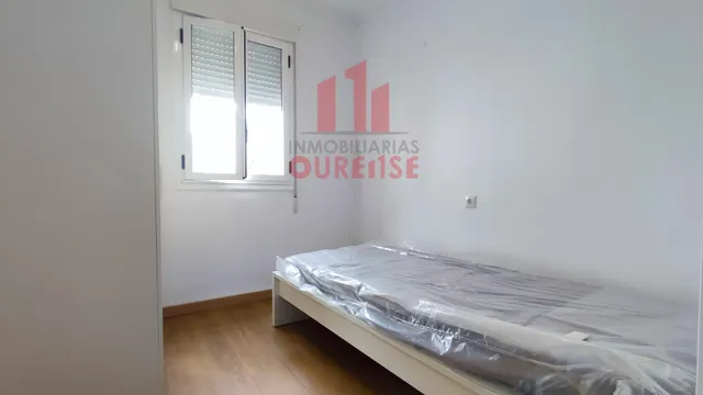CASA ADOSADA MUY PRÓXIMA AL HOSPITAL DE OURENSE. — 25