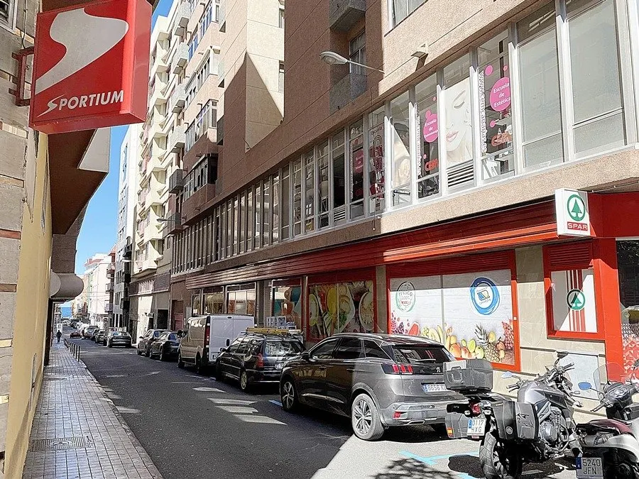 Se alquila amplio local en 1ª planta Mesa y López