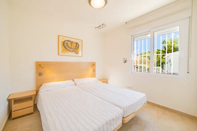 Villa independiente con piscina y 893 m2 de parcela en Benicàssim: espacio, diseño y privacidad — 33