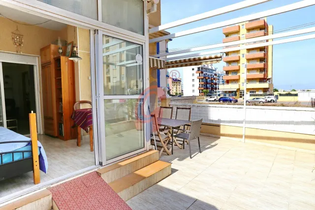 Planta baja en venta en el centro de Guardamar del Segura con gran terraza privada y piscina comunitaria — 2