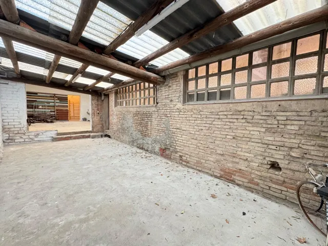 Nave en zona urbana con 264 m2 y con jardín de 114 m2 orient - foto 5