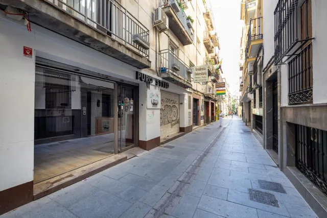 Local Comercial en el Corazón de Granada - Oportunidad Única — 5