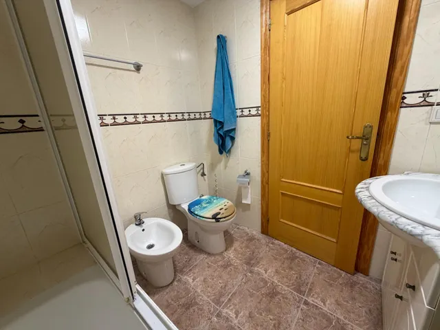 Piso amplio y muy luminoso con ascensor y comunidad incluidos – 800 €/mes (posibilidad de plaza de garaje en el mismo edificio por 50€ mas al mes) — 18