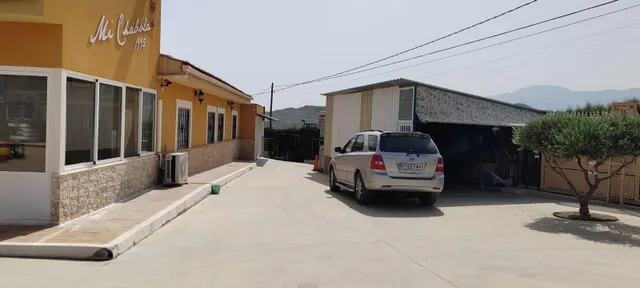 SE VENDE CHALET EN MUY BUENA ZONA PEGADO AL PUEBO Y A 20 MINUTOS DE ALICANTE — 35