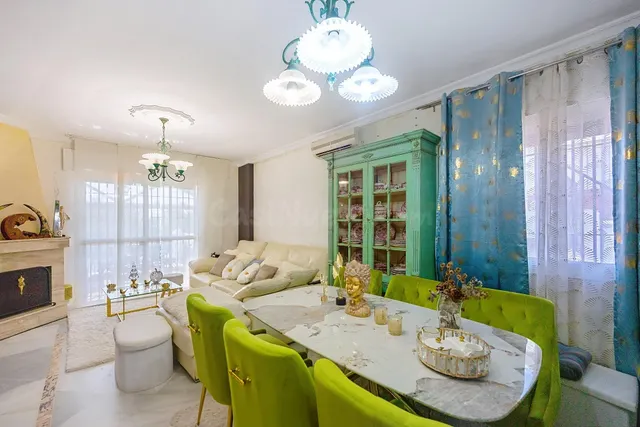 Gran casa unifamiliar con piscina privada, 4 dormitorios y semisótano. — 5