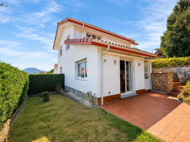 Chalet independiente en Argoños con 306m2 de jardin.