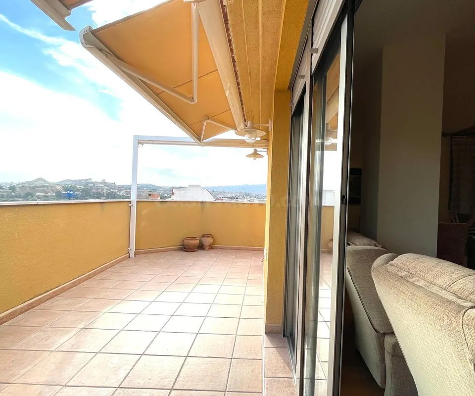 ÁTICO CON GRAN TERRAZA, VISTAS DESPEJADAS Y EXCELENTES CALIDADES EN LA ALGAIDA