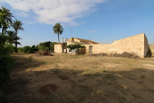 SE VENDE CASA DE CAMPO CON 42.000 M2 DE PARCELA. — 32