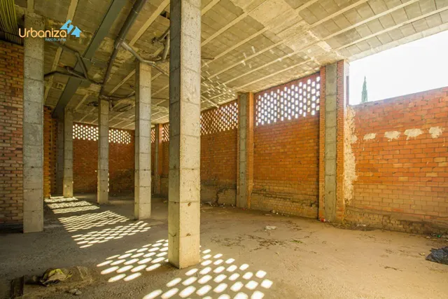SE VENDE LOCAL COMERCIAL CON GRAN FACHADA Y POSIBILIDAD DE ENTREPLANTA. — 6