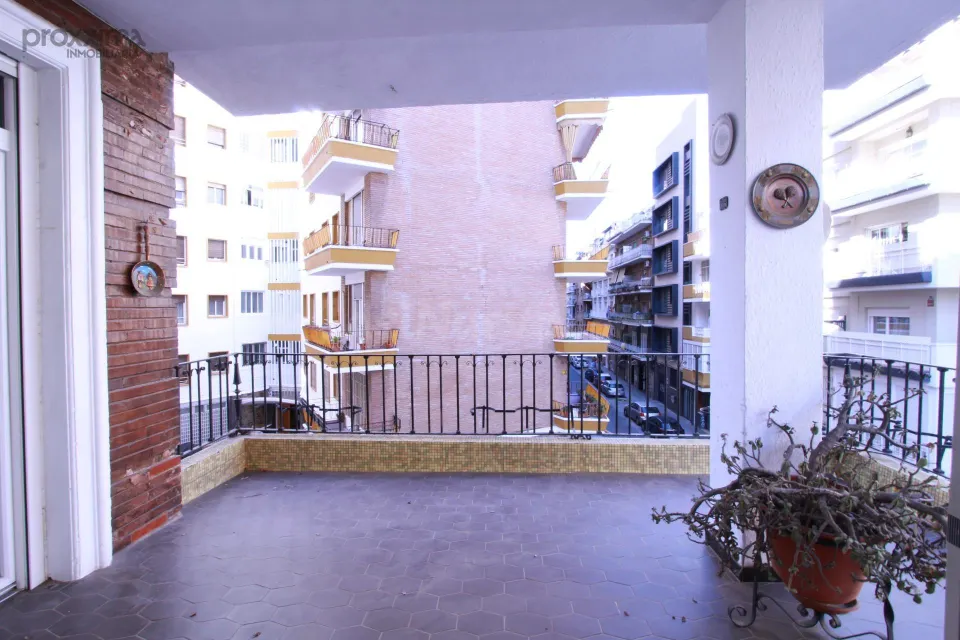 Vivienda con amplia terraza y grandes posibilidades en Los Remedios
