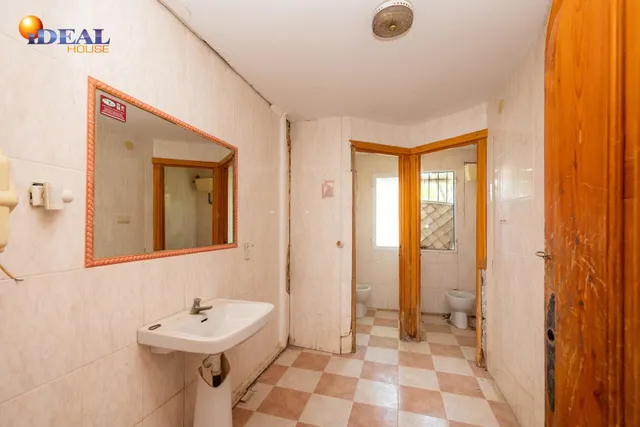 Terreno urbanizable, actualmente hay un restaurante. — 28