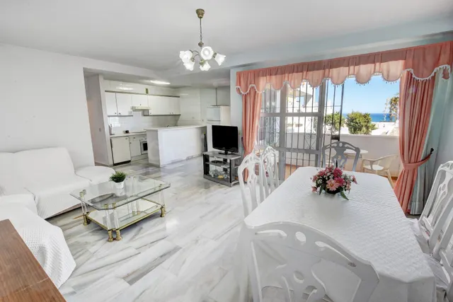 Piso de 2 Dormitorios alado de la Playa con Vistas al Mar, Piscina y Garaje — 10