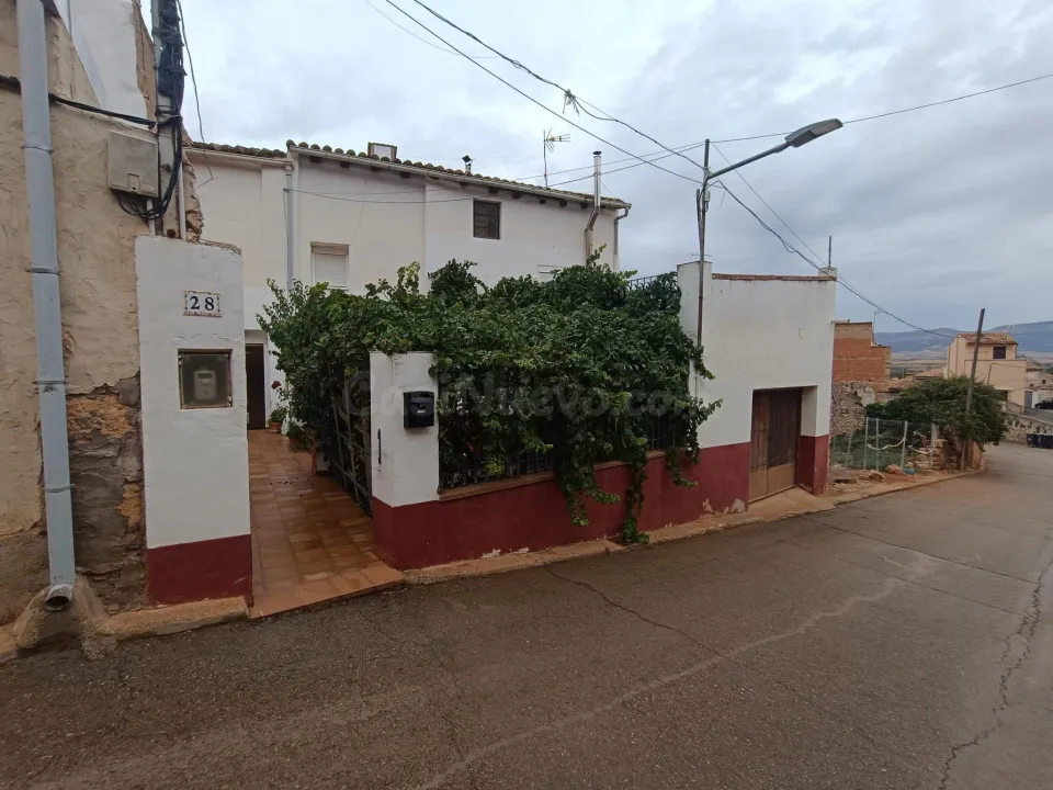 Estupenda casa con patio, terraza y amplia cochera