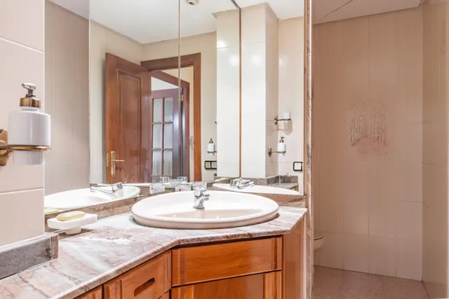 Una residencia exclusiva con terrazas panorámicas en un paraíso natural. — 13