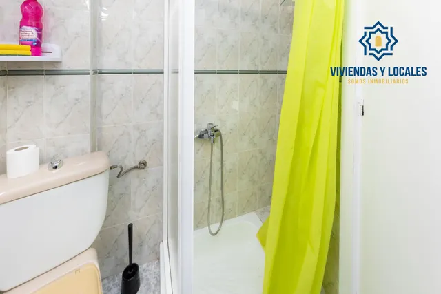 Venta de piso de 4 dormitorios y 2 baños en Granada (Zona Centro) — 22