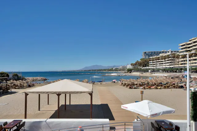 UNIQUE OPPORTUNITY IN THE HEART OF MARBELLA, FRONTLINE TO THE SEA WITH TOURIST LICENCE! — 26