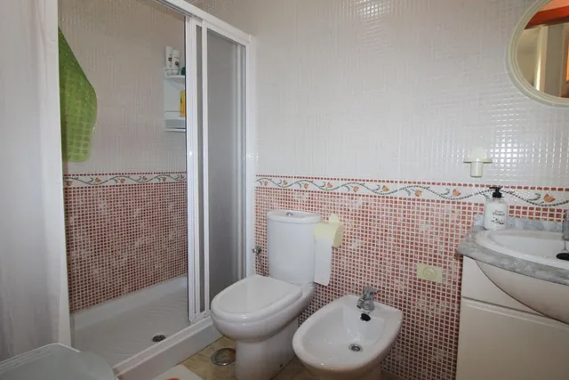 Ático de 3 dormitorios y 2 baños, con solárium privado y plaza de aparcamiento — 9