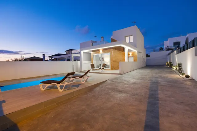 Villa moderna de 3 dormitorios con piscina privada en Aguas Nuevas, Torrevieja — 6
