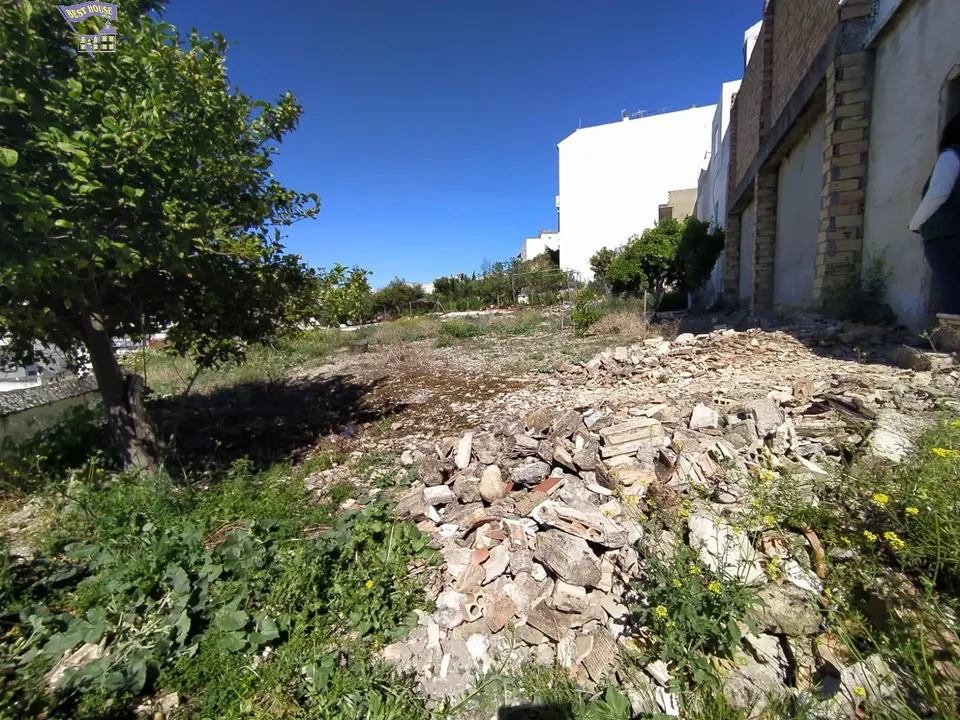 SE VENDE TERRENO URBANO CON GARAJE