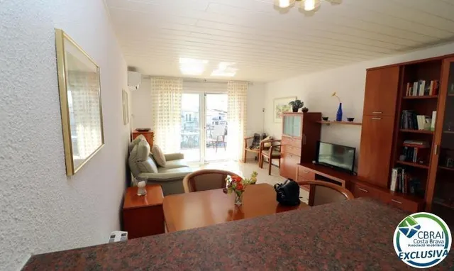 Encantador apartamento en venta en Empuriabrava con vistas a
