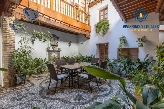 Auténtica casa con corrala tradicional y azotea en el corazó