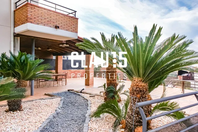 Casa en venta con piscina y vistas al mar en Sant Pol de Mar - foto 3
