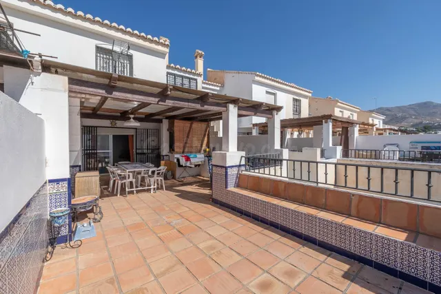 PRECIOSA CASA EN URBANIZACION PRIVADA VELILLA ALMUÑECAR PLAY
