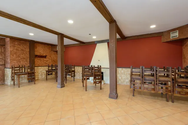 Casa tradicional con tres viviendas y antiguo local hostelero en arroes, Villaviciosa — 4