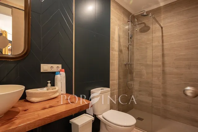 Villa con carácter de 5 dormitorios cerca de Palamós en un entorno verde. Piscina. — 25