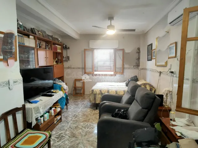 SE VENDE CASA A DOS CALLES EN ASPE Y EN BUENA ZONA - foto 2