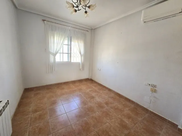 Amplia villa (aprox. 98 m2 + terrazas y garaje) con 3 dormitorios, 2 baños y gran piscina comunitaria. Cerca de colegios y comercios, y a solo 1,5 km de las playas de Punta Prima. — 34