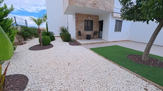 Amplio apartamento de esquina en planta baja con parcela y estudio exterior — 29
