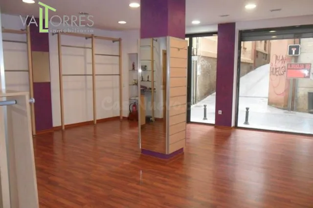 LOCAL COMERCIAL ACONDICIONADO EN EL CENTRO  PARA INSTALAR CU
