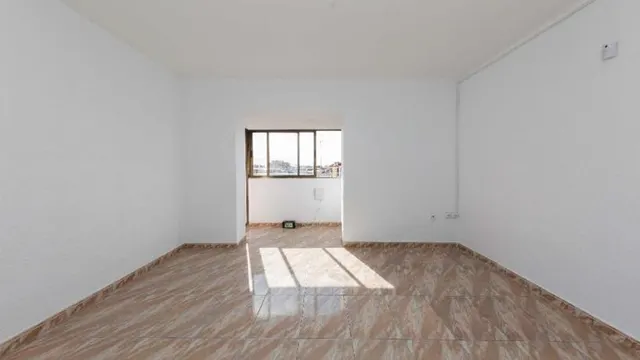 PISO EN VENTA CON INQUILINO C/ PEDRO ANTONIO DE ALARCON - BADALONA — 2