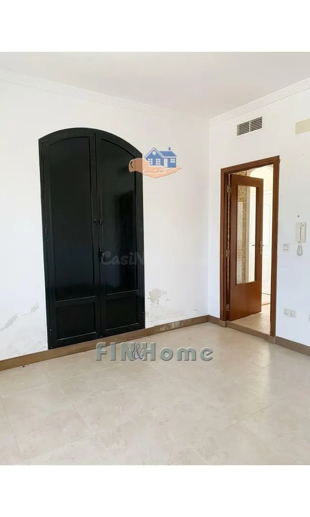 Casa adosada de 152 m2 con cochera, 3 plantas y azotea en Coria del Río — 3