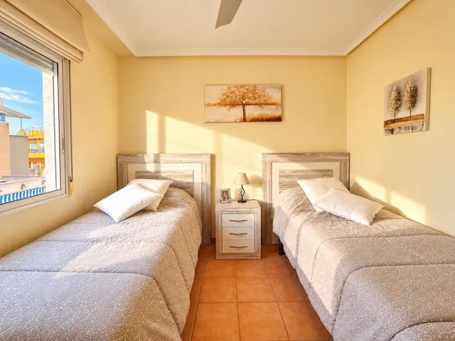 Apartamento con garaje, piscina y terraza orientada al suroeste en Torrevieja — 8