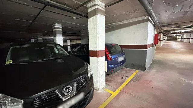 Se vende plaza de parquing para coche mediano en la zona del Parc del Estatut. — 3
