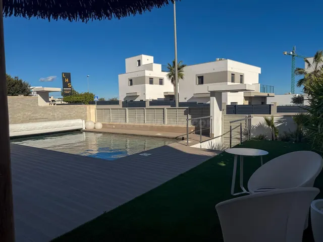 Villa de 4 Dormitorios con Piscina Privada cerca de Las Coli - foto 3