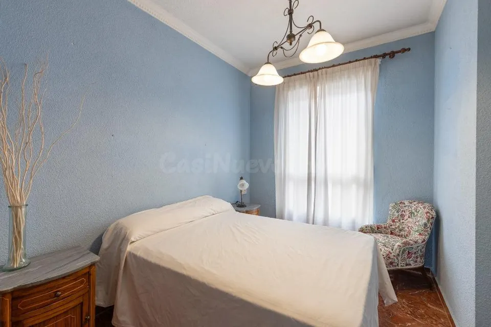Casa adosada en urbanización con piscina junto al Ferial