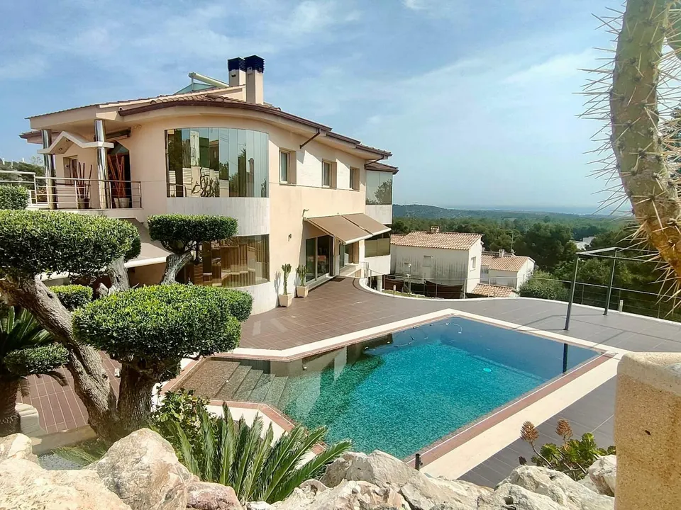 Exclusiva Villa en Cunit con vistas a la Costa Daurada