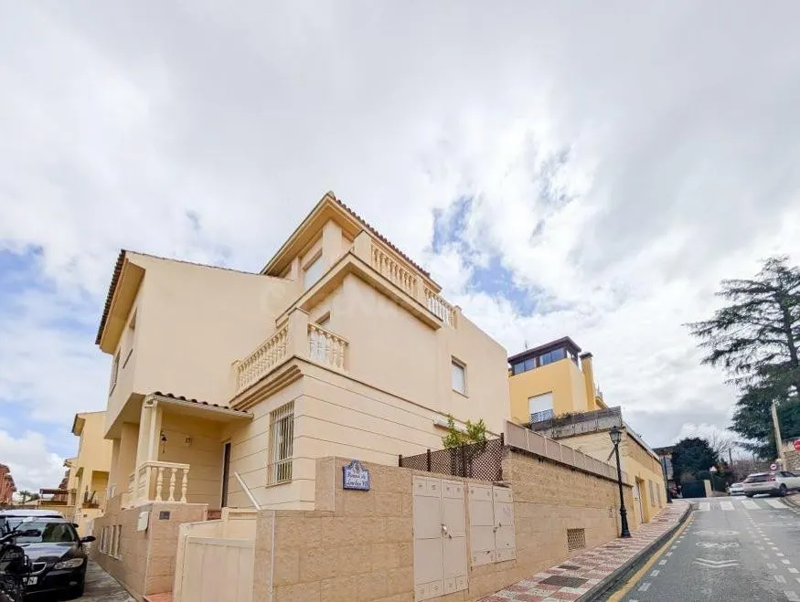 Exclusiva Residencia Unifamiliar en Cájar: Haciendo esquina. Espacio, Calidad y Bienestar para su Familia