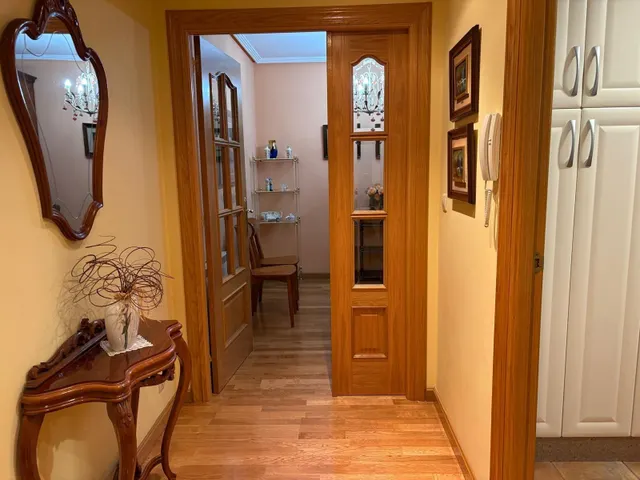 Se vende apartametamento seminuevo en el centro de Valencia de Don Juan, amueblado y equipado, cocina, salón, 2 hab., baño, aseo, ascensor, trastero y plaza de garaje — 10