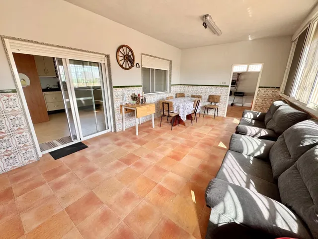 ENCANTADORA CASA EN PLANTA BAJA CON TERRAZA, PATIOS, GARAJE, - foto 2
