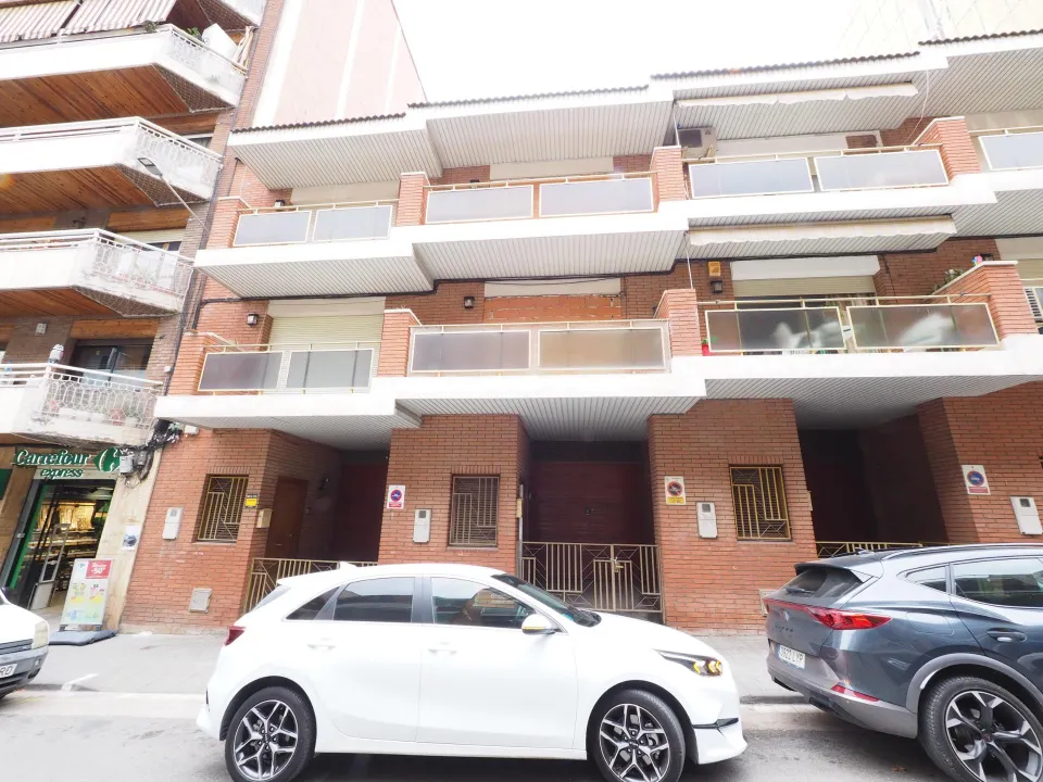 SE VENDE CASA ADOSADA EN RUBI, ZONA MERCAT