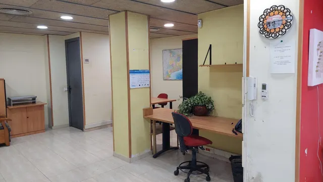Local comercial junto a Avenida Madrid — 6