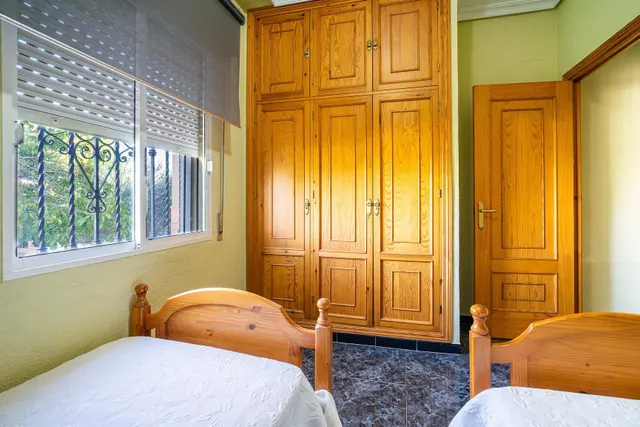 Chalet independiente con piscina privada, amplio jardín y 6 dormitorios en Bollullos de la Mitación — 9