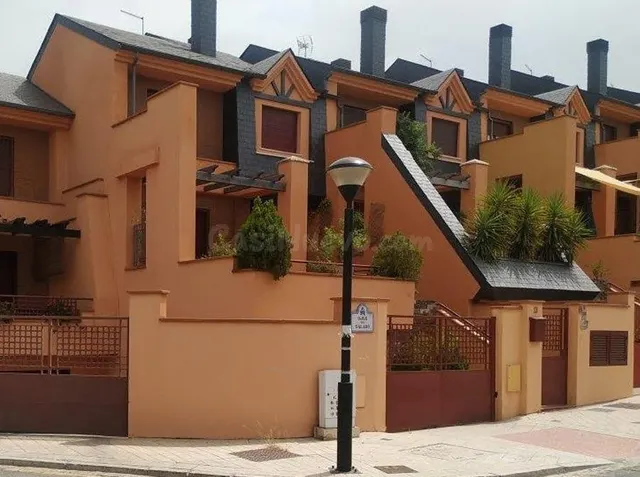 Venta de Adosado Sin Posesión en Granada - foto 2