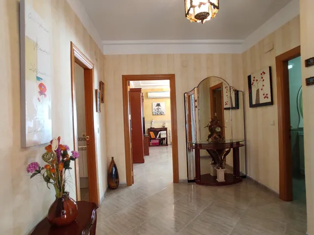 CASA EN UNA PLANTA !! Tres dormitorios, dos baños, patio, cochera. — 16