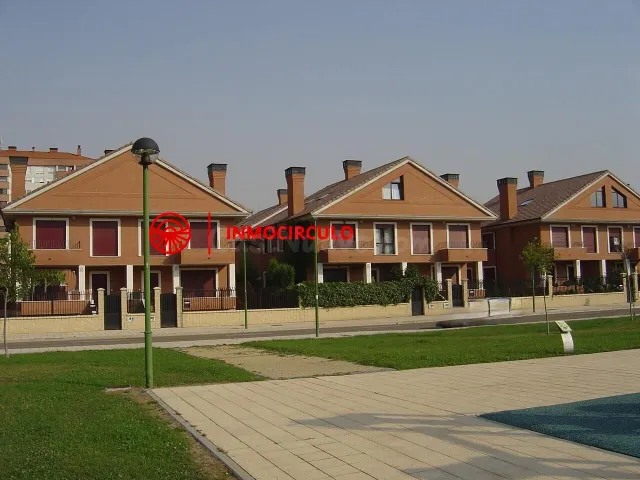 Exclusivo Chalet Pareado Junto al HUBU: Tu Oasis Urbano en B