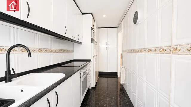 Piso exterior y soleado con ascensor y balcón en zona Espronceda — 11